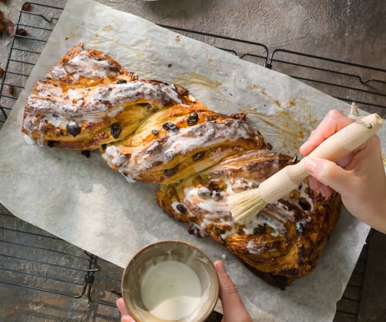 Trenza glaseada de crema y frutos secos