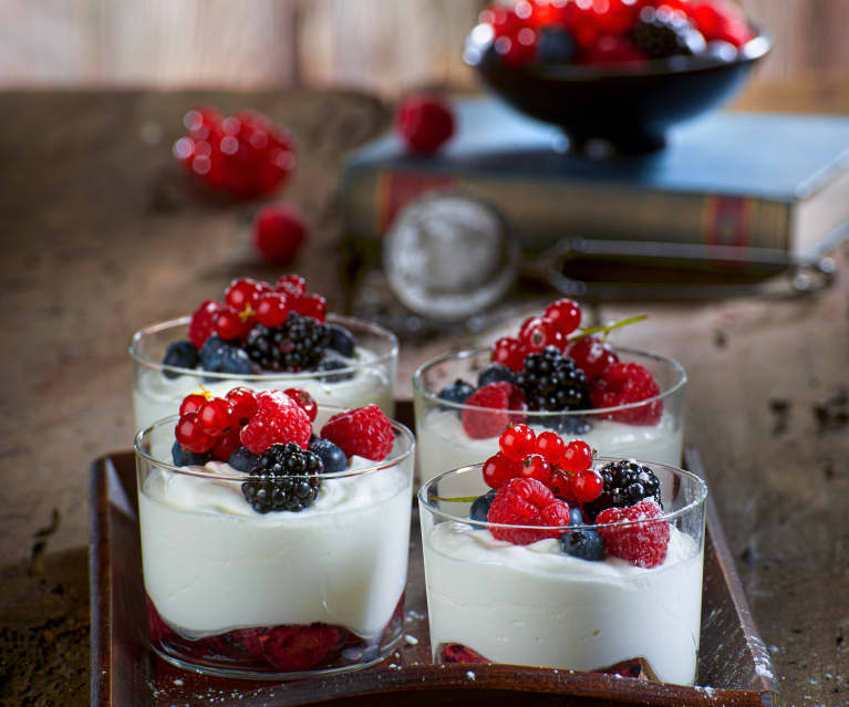 Tiramisù yogurt greco e frutti di bosco