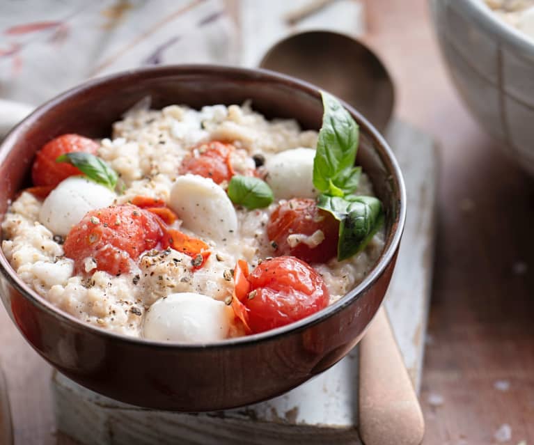 Papas de aveia com tomate e manjericão