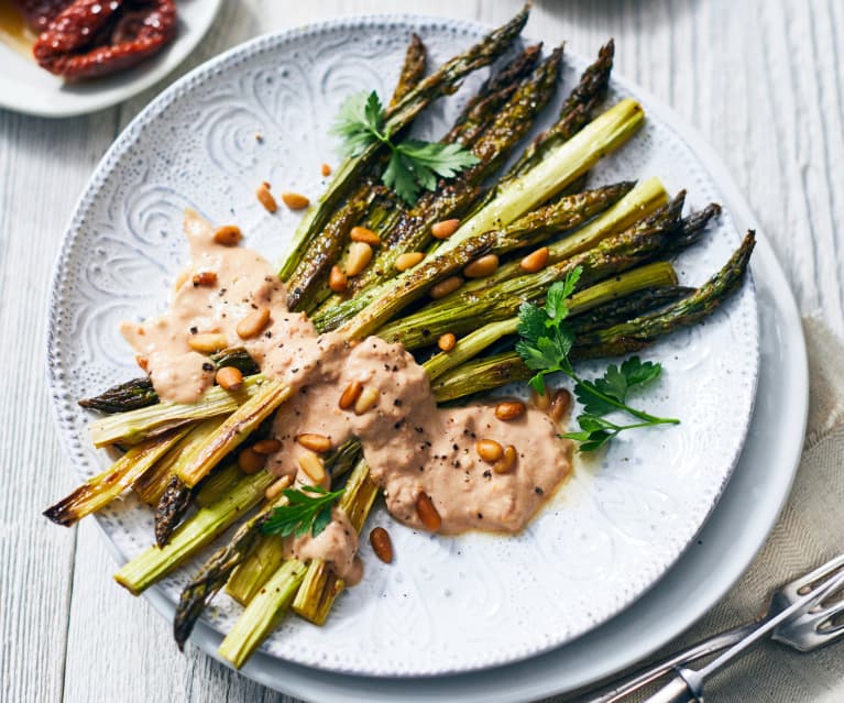 Gerösteter Spargel mit Tahinsauce