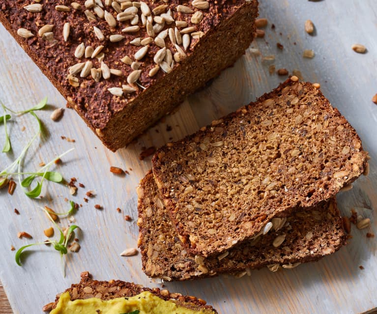 Schwarzbrot mit Sonnenblumenkernen