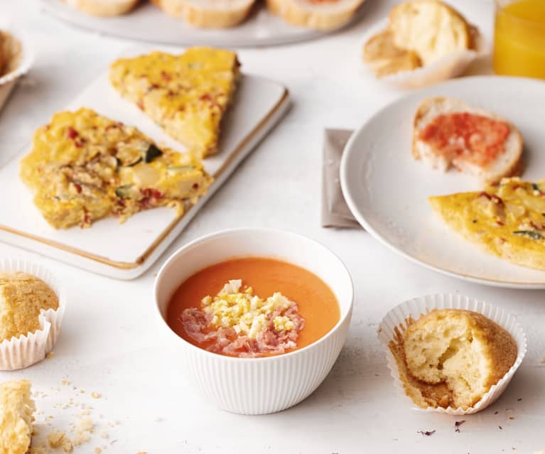 Brunch spagnolo (muffin, tortilla, salmorejo e pan all'aglio e pomodoro)