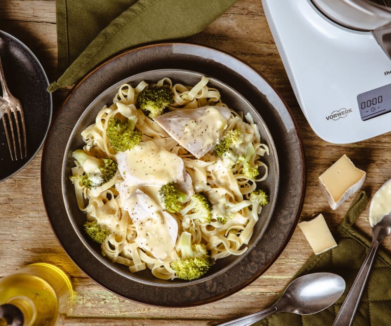 Tagliatelle de brocolis, poulet et sauce Saint-Nectaire