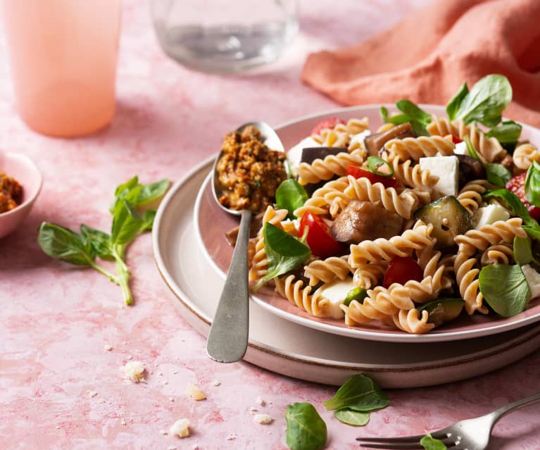 Pasta integral con verduras y pesto de tomate