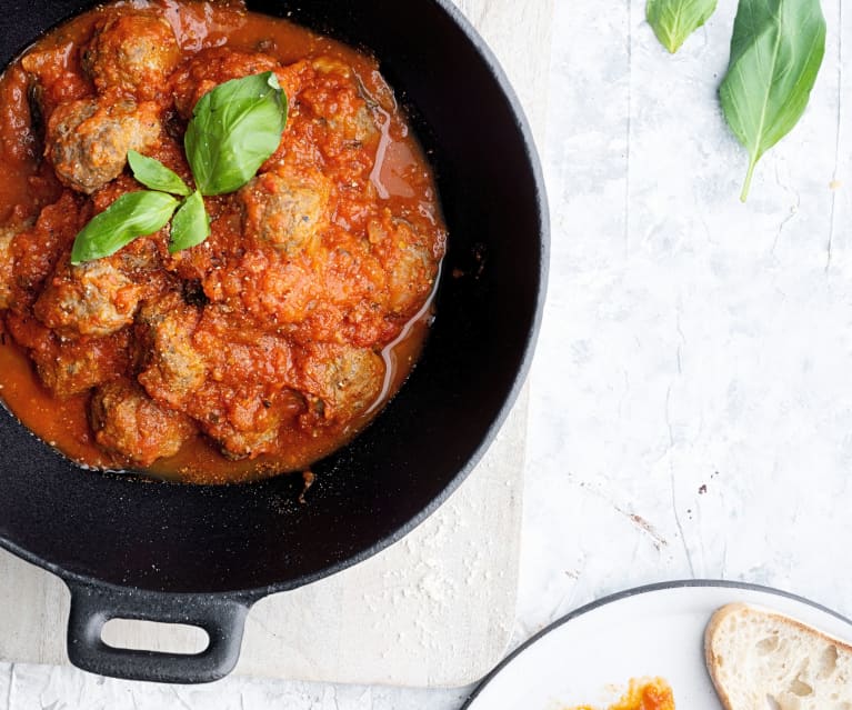 Rundvleesgehaktballen in tomatensaus