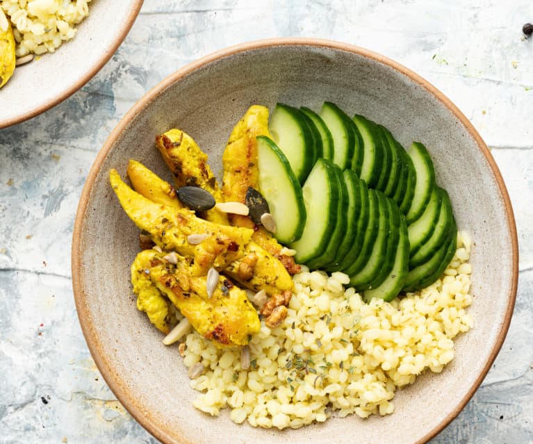 Salada de pepino com frango salteado e cereais