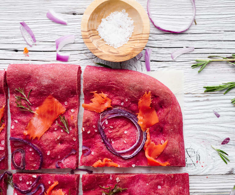 Schiacciata con salmón ahumado y bayas de goji