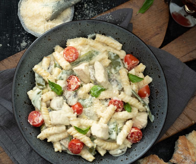 Fusilli con pollo y verduras