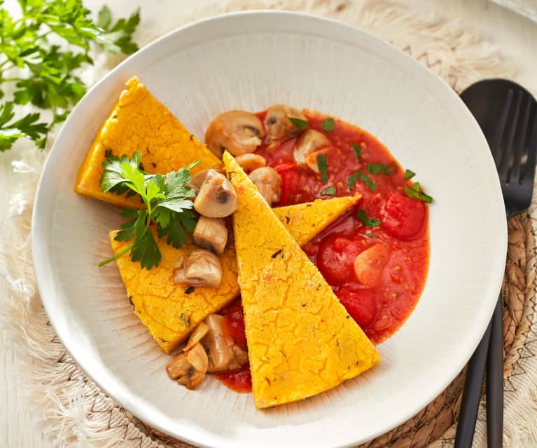 Polenta-Ecken mit Tomatenragout und Pilzen