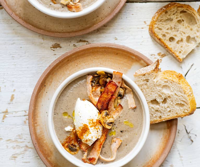 Soupe de champignons, bacon grillé et fromage frais