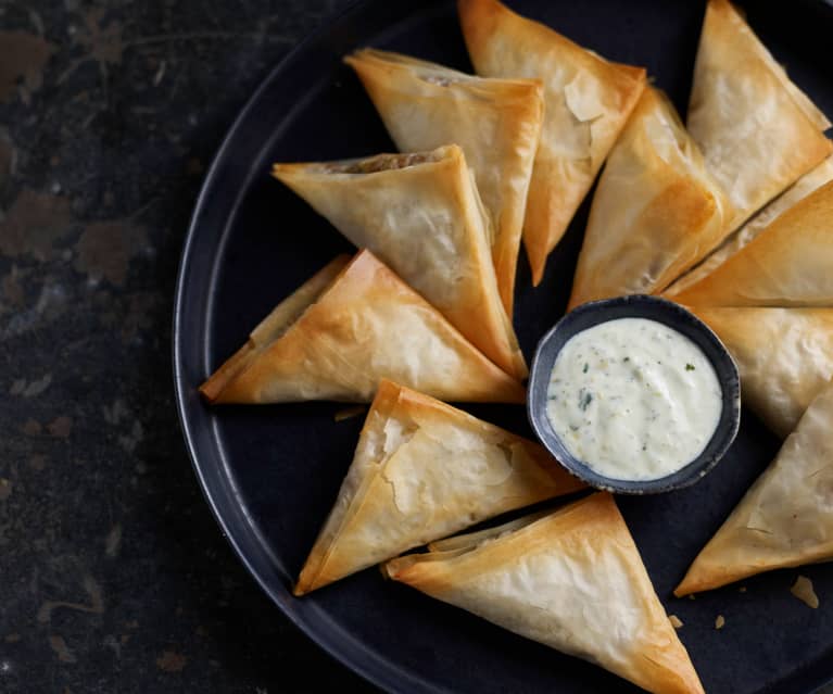 Samosas di melanzane e lenticchie con salsa allo yogurt e menta