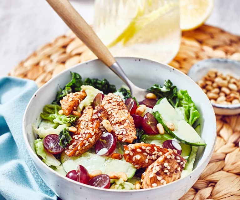 Gurken-Wirsing-Salat mit Sesam-Hähnchen