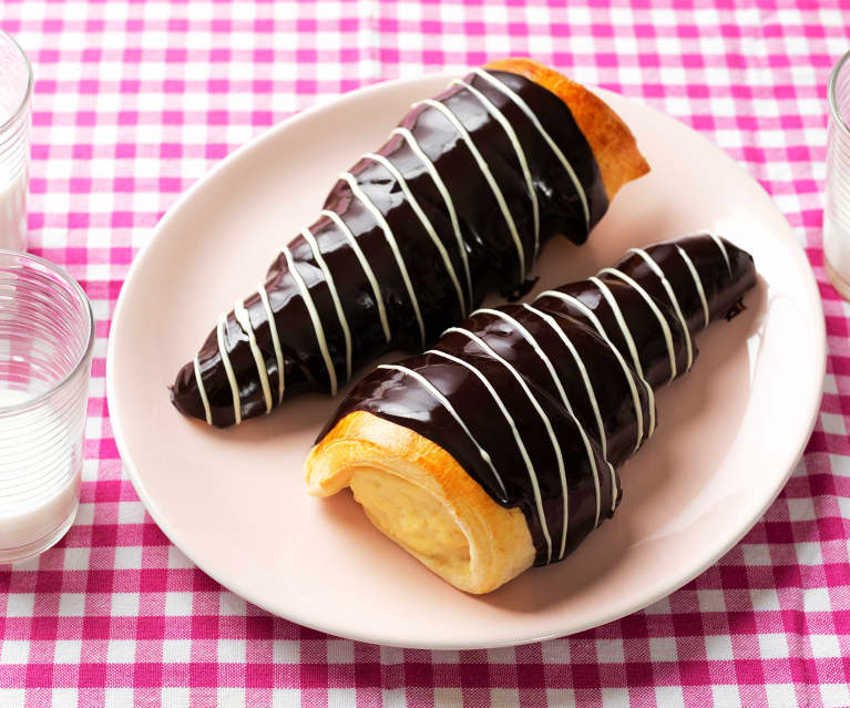 Cuernos de chocolate rellenos de crema