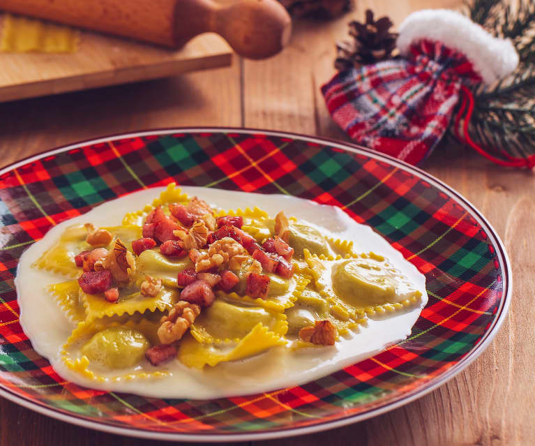 Tortelli con fonduta di Parmigiano Reggiano, pancetta e noci