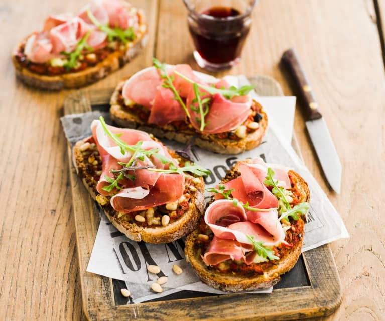 Bruschettas jambon fumé, tomate et basilic