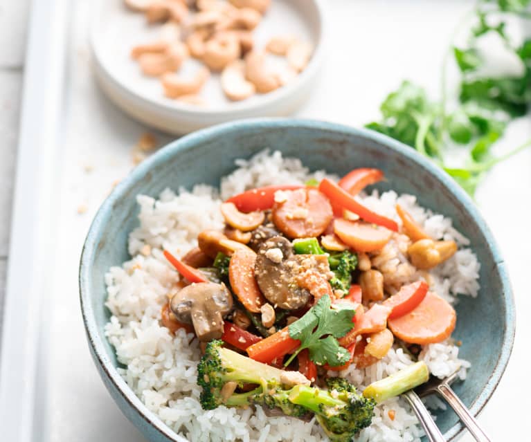 Bowl de verduras y nuez de la india en salsa de mantequilla de cacahuate