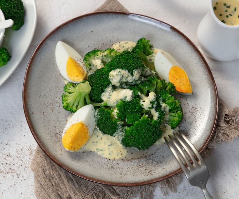 Brokkoli mit leichter Schnittlauchhollandaise und Ei