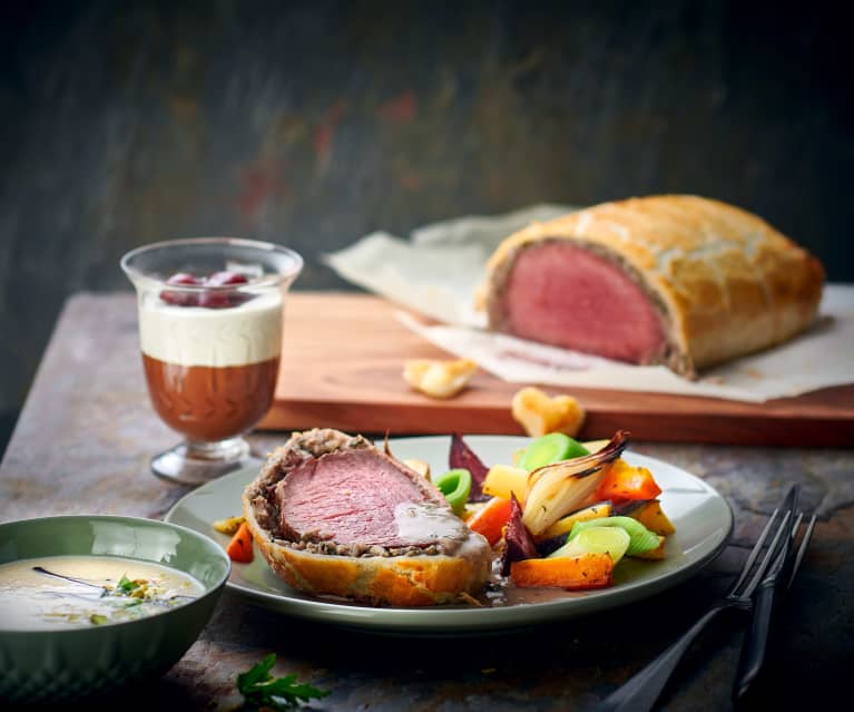 Menu: Soupe de topinambours, bœuf Wellington avec légumes au four et trifle de pain d'épices