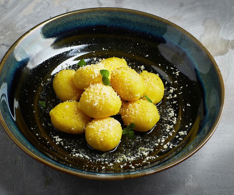 Gnocchi ripieni con spinaci freschi e salsiccia