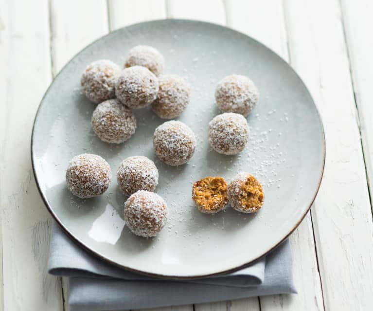 Carrot cake bliss balls