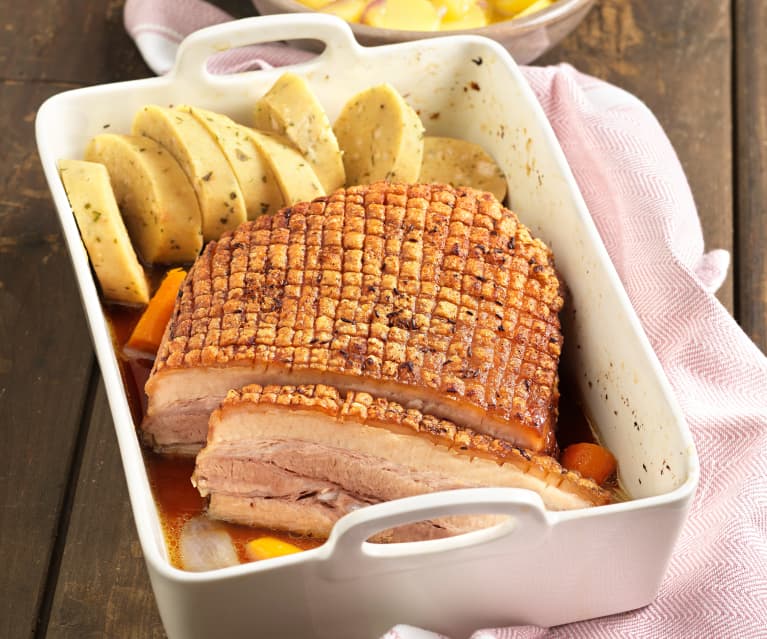 Kümmelbraten mit Serviettenknödeln und Erdäpfelsalat