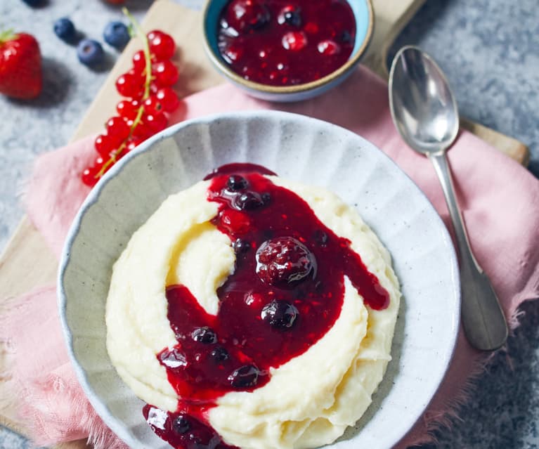 Sahne-Grießpudding mit Roter Grütze