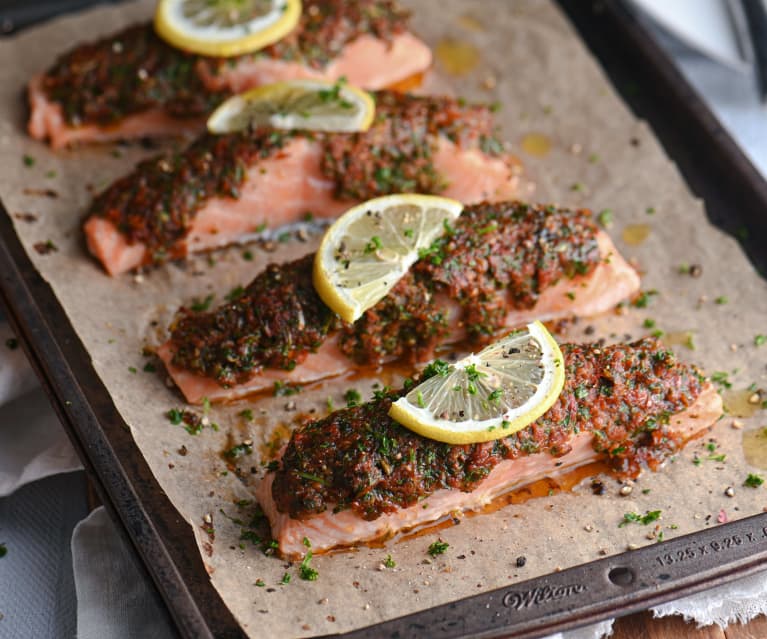 Salmón asado con tomates secos