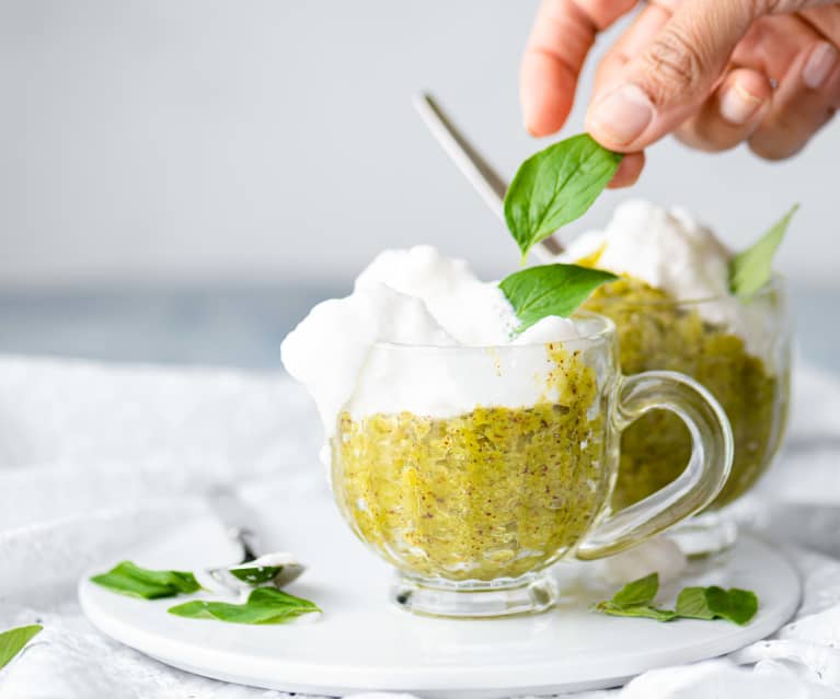 Cappucino gelado de kiwi e manjericão