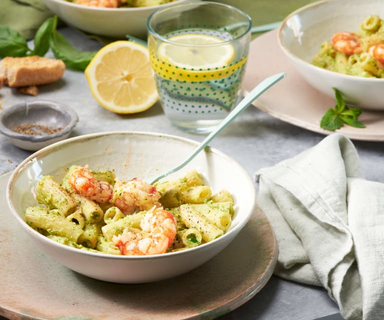 Rigatoni en verde con langostinos dorados