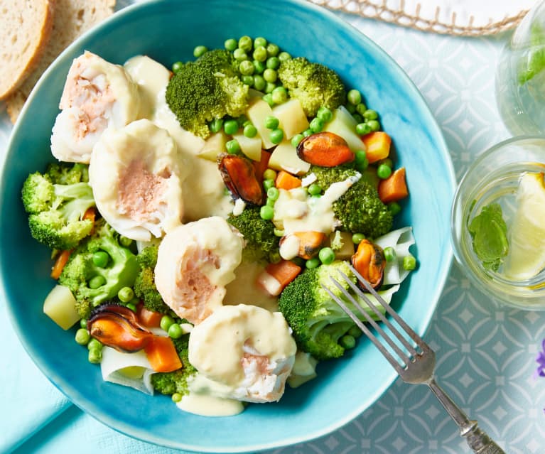 Duo de saumon et cabillaud, petits légumes et sauce crustacés