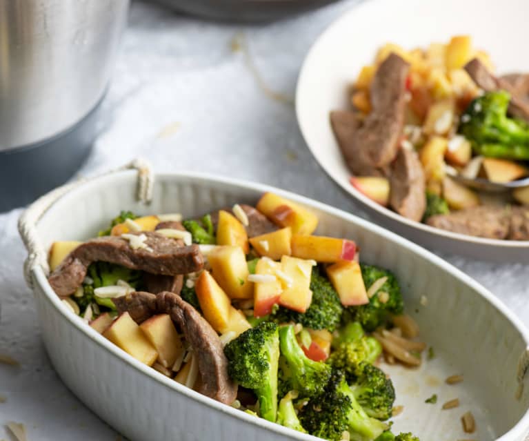 Ensalada de brócoli y manzana con ternera