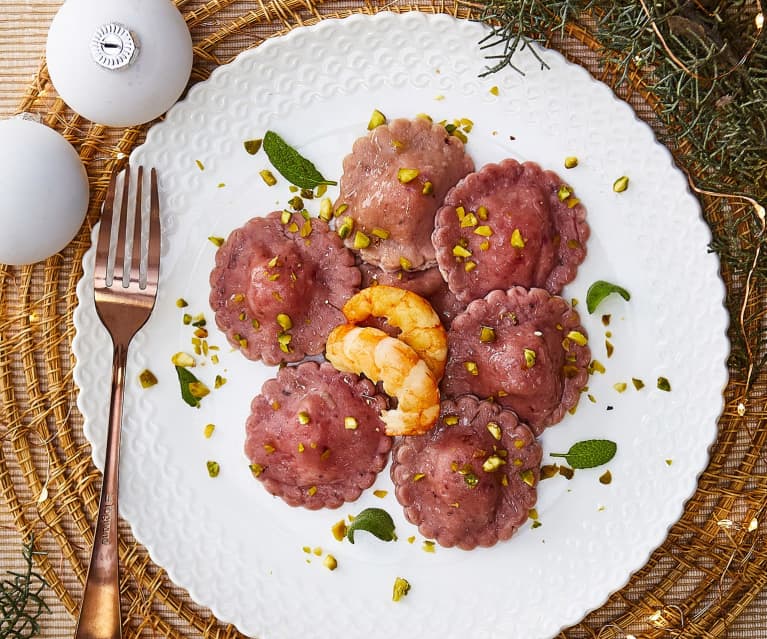 Ravioli alla barbabietola con gamberi e pistacchi