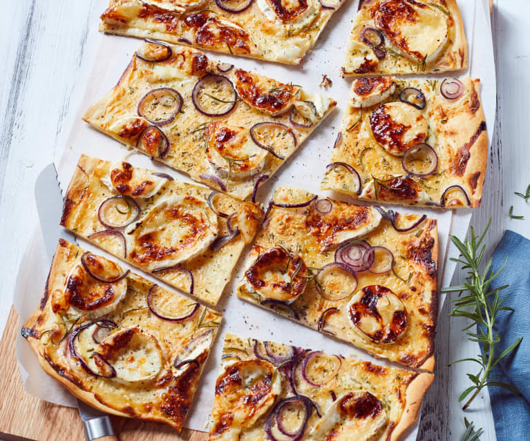 Flammkuchen mit Ziegenkäse und Honig