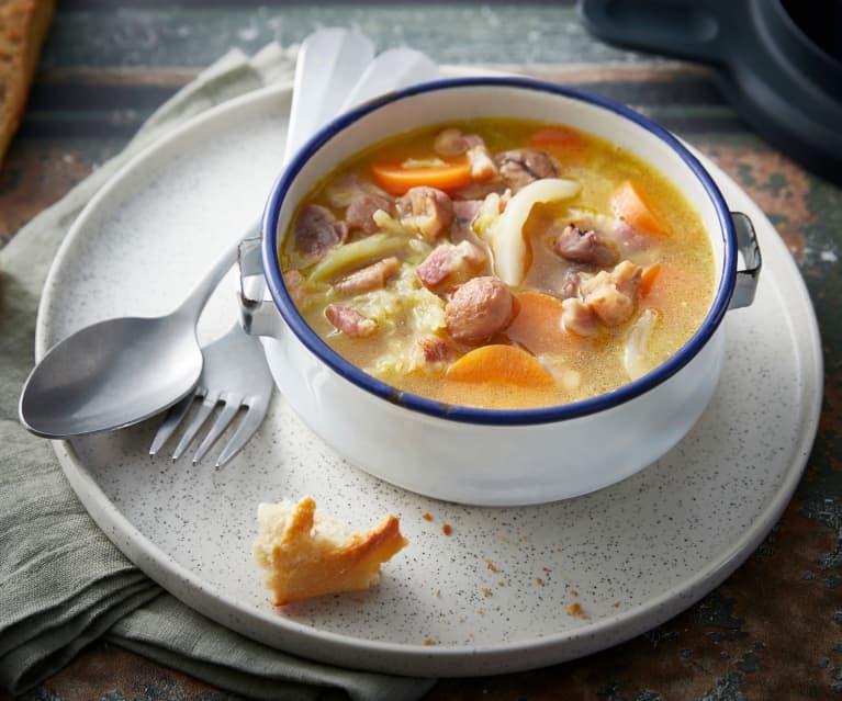 Soupe au chou vert, châtaignes et lardons