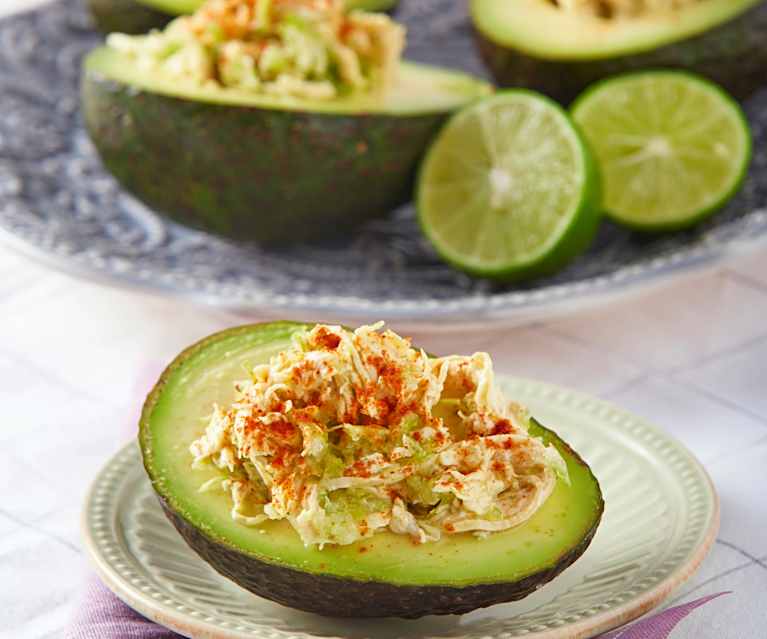 Aguacates rellenos con ensalada de pollo low carb