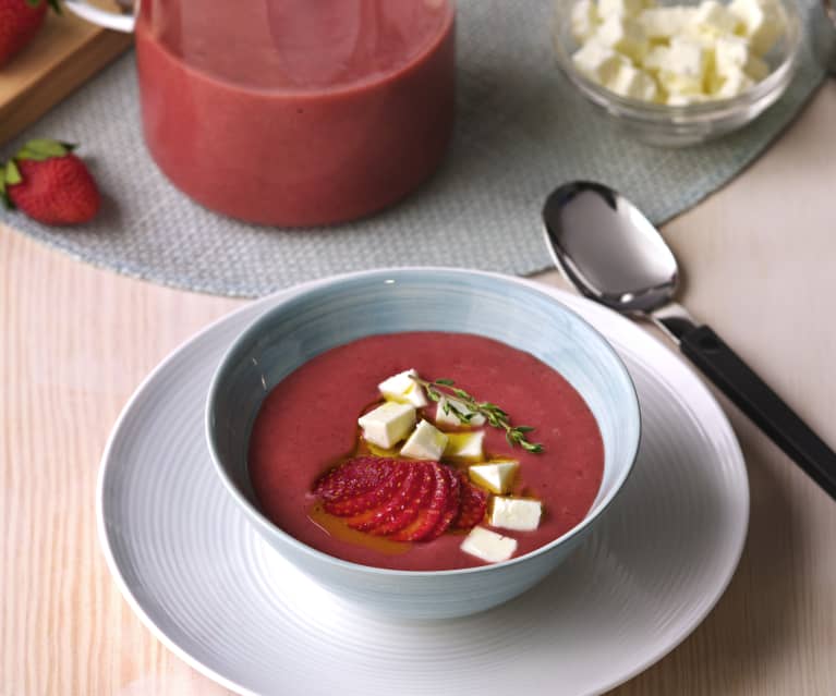 Gazpacho de fresas con queso feta