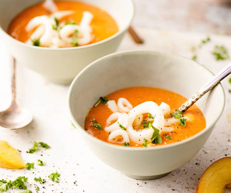 Sopa fría de melocotón con calamares