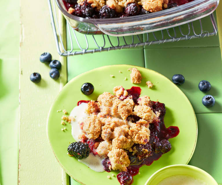 Brombeer-Heidelbeer-Crumble mit Vanillesauce