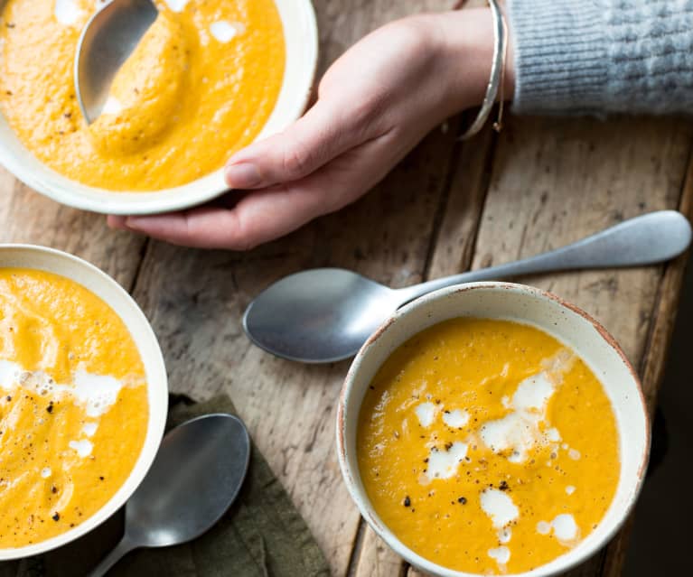 Soupe de légumes d'hiver au lait d'amande