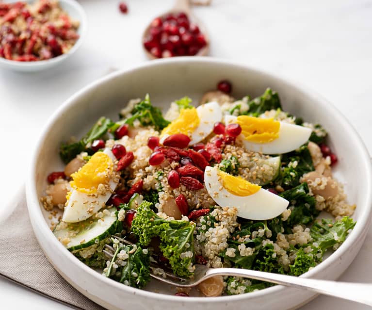 Salade chaude au chou frisé, haricots blancs, noix et baies de goji