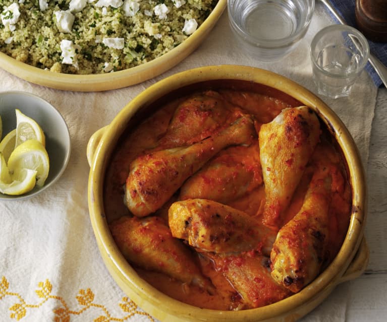 Frango com molho de pimento e cuscuz de curgete e feta