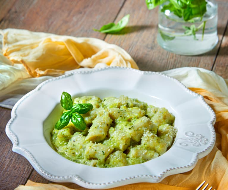 Gnocchi al basilico e menta con salsa alle zucchine