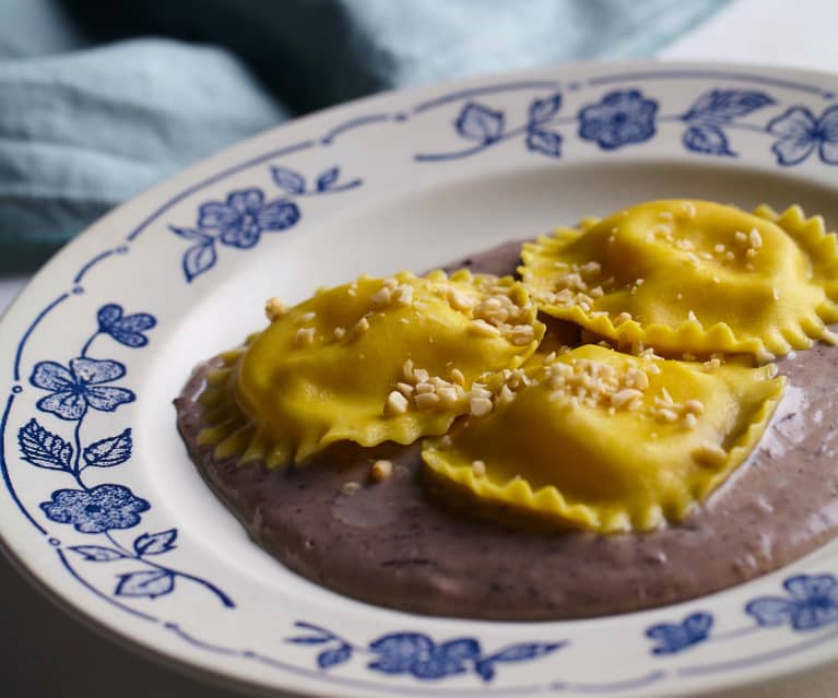 Ravioli di stoccafisso su crema di patate e olive taggiasche