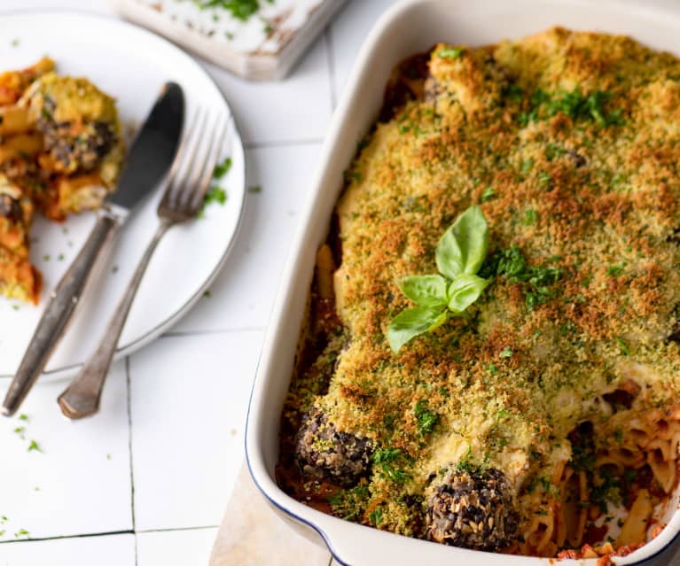 Massa gratinada com almôndegas e molho de queijo vegan 