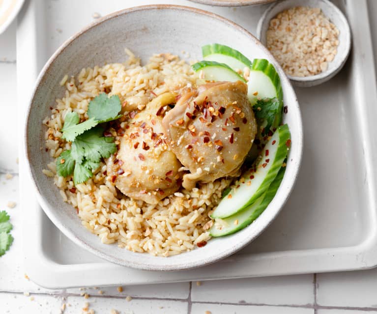 Frango com gengibre, arroz e molho de amendoim