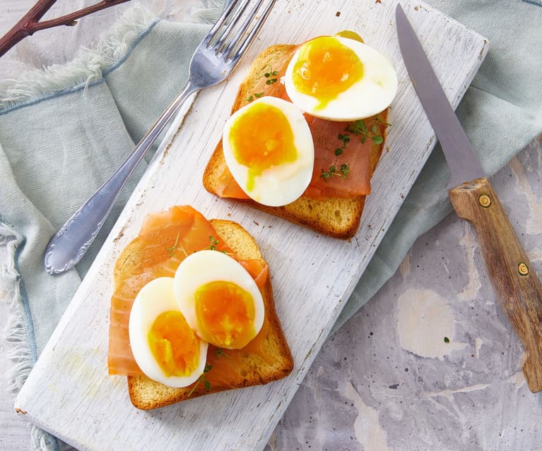 Uova barzotte su pan brioche con salmone affumicato