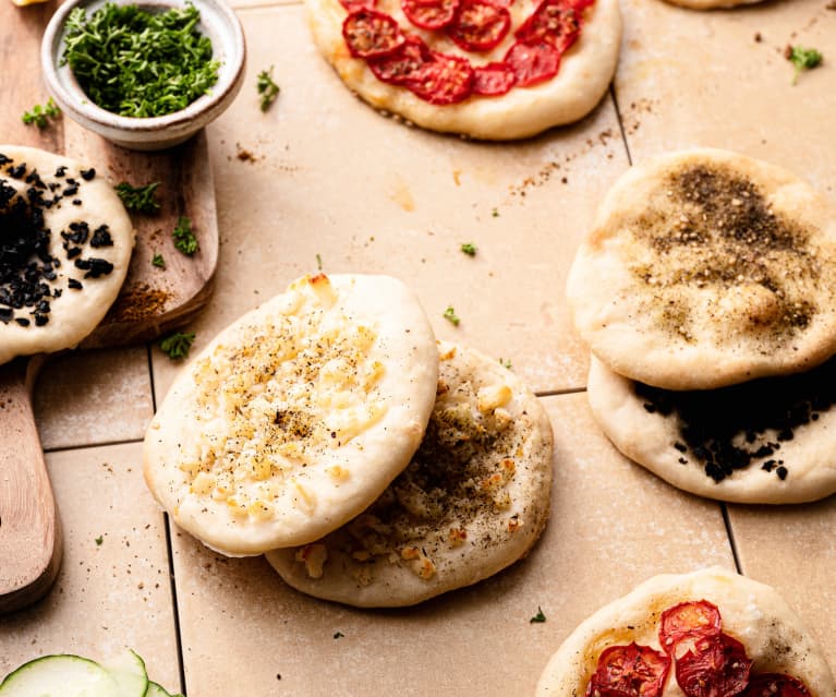 Manakish (pane za'atar) con creme e salse