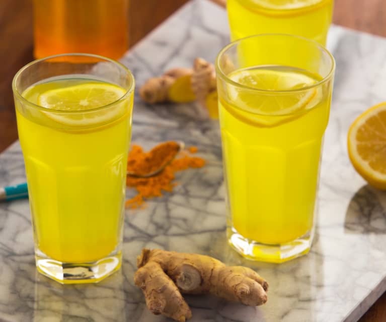 Frullato invernale con arancia, limone, zenzero e curcuma (detox