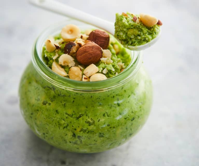 Rukolové pesto s avokádem a lískovými ořechy