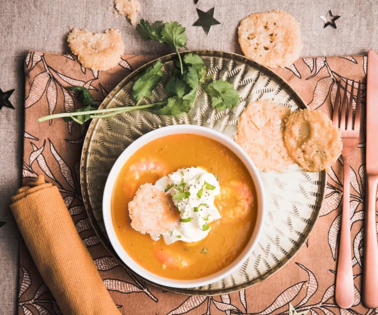 Soupe de crevettes-légumes, crème montée aillée et chips de parmesan